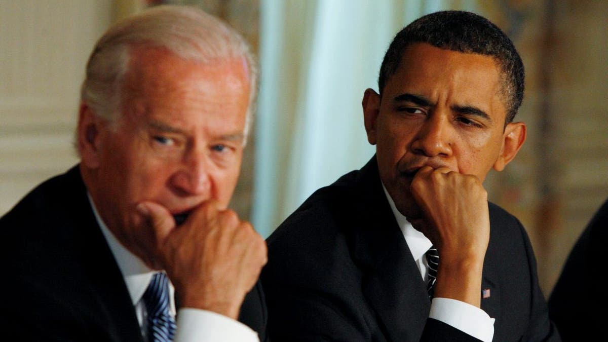 Barack Obama and Joe Biden in cabinet meeting