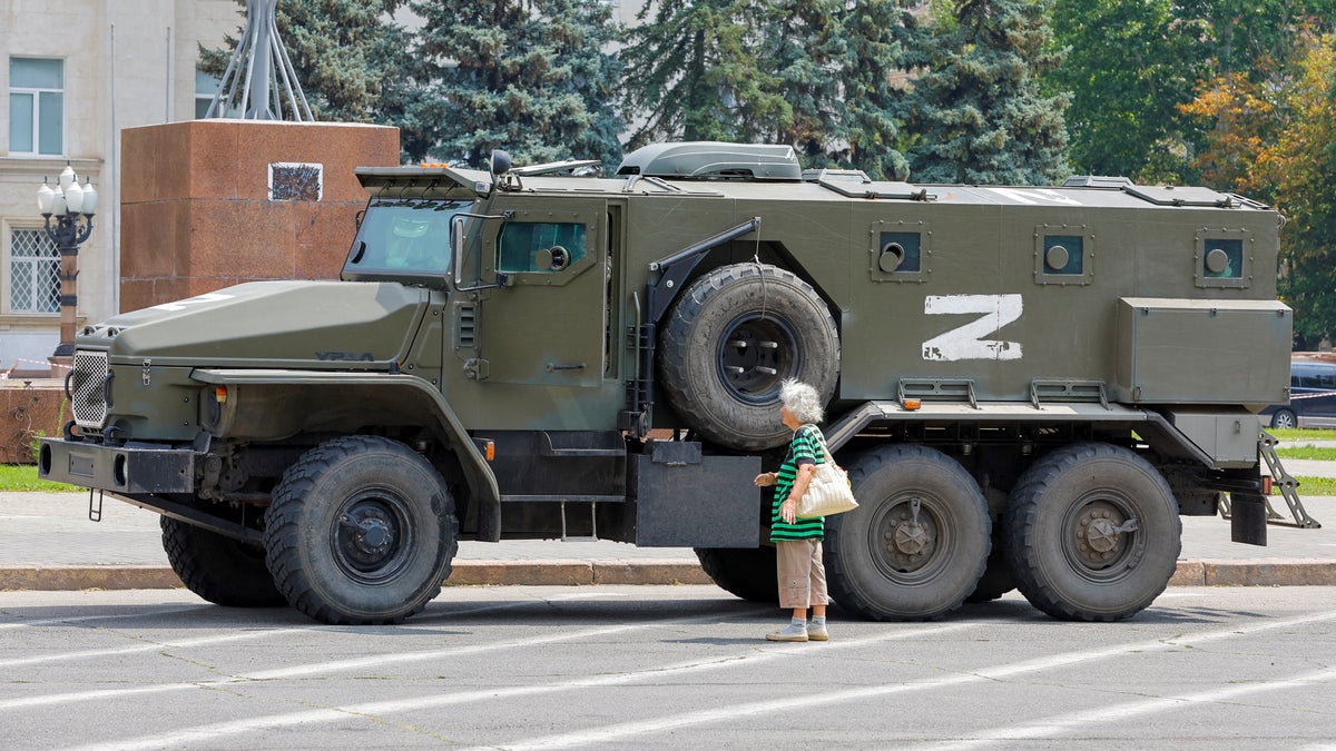 Russian troops in a truck near a Ukrainian government building