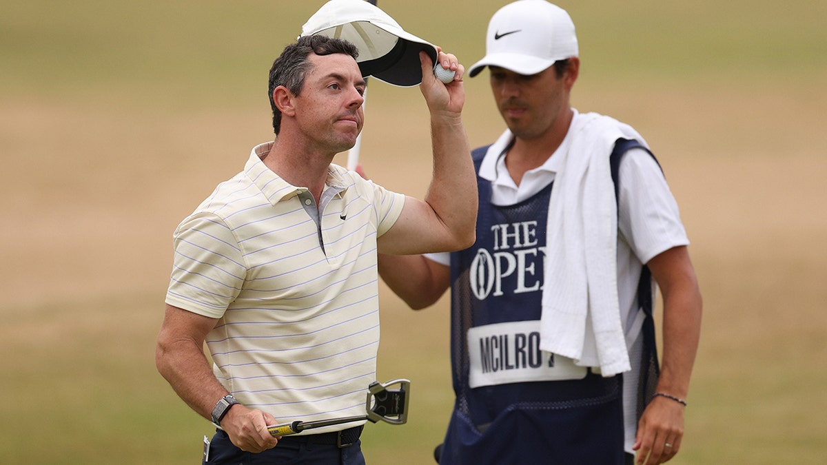 Rory McIlroy tips his cap to the crowd