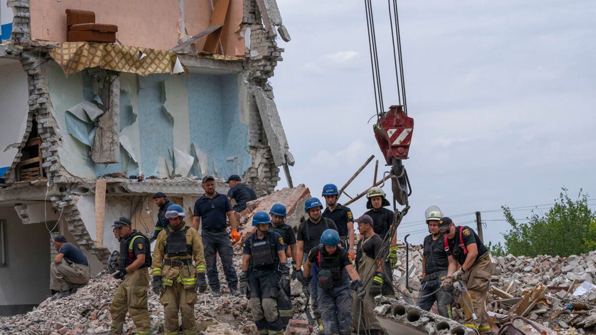 Ukraine apartment missile rescue teams search rubble