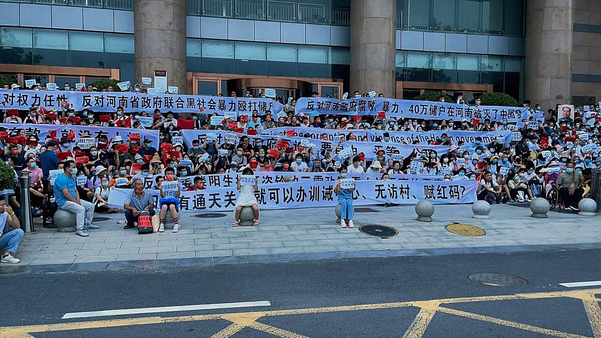 Angry Chinese bank protestors