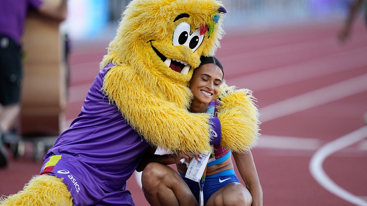 Sydney McLaughlin, WINS GOLD