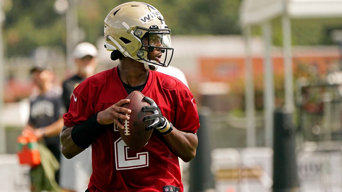 Jameis Winston drops back to pass at Saints training camp