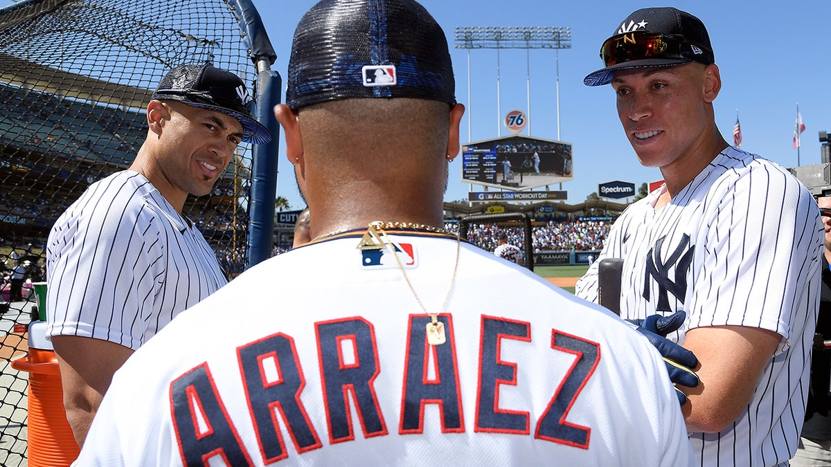 Aaron Judge talks with Luis Arraez