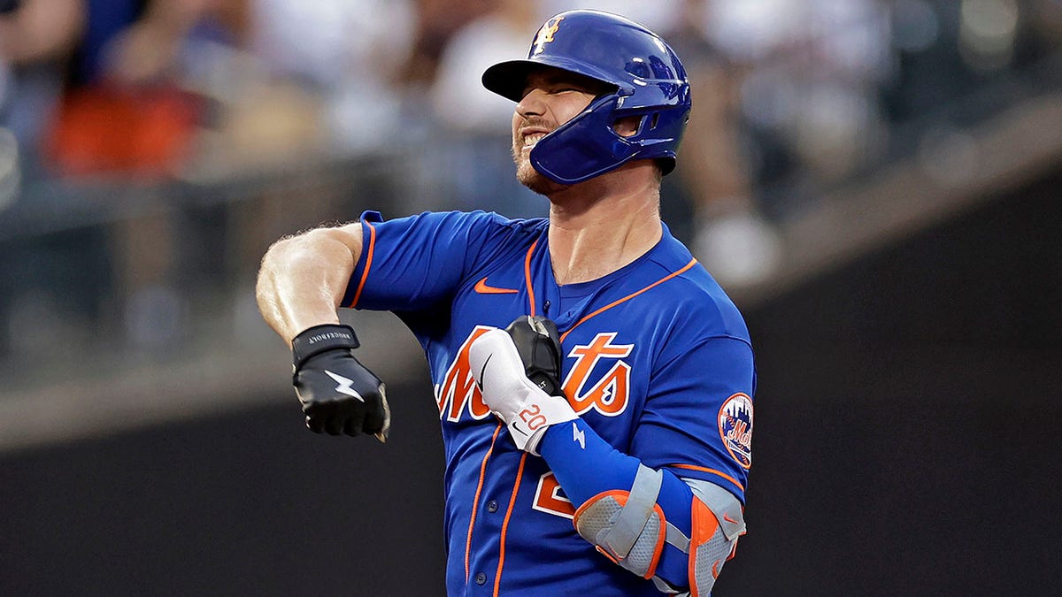 Pete Alonso celebrates double against Yankees