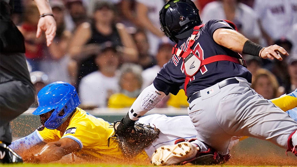 Austin Hedges tags out Xander Bogaerts