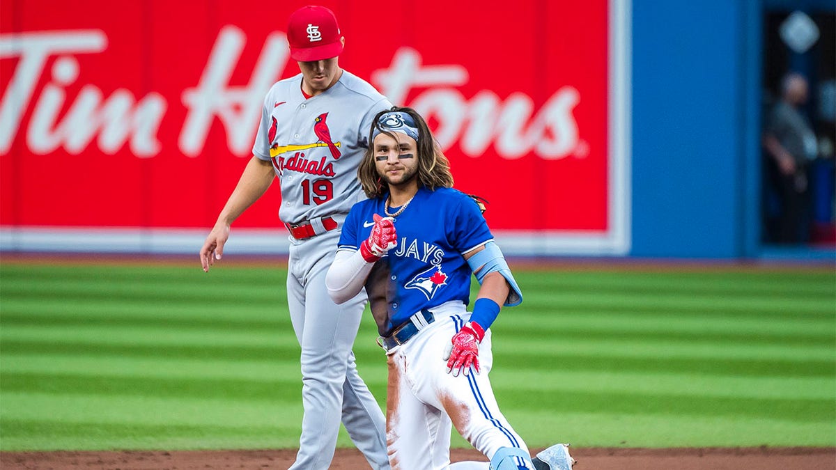 Bo Bichette gives thumbs up to the dugout