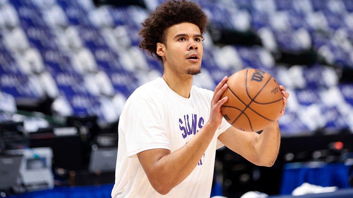 Cam Johnson warms up before the Mavs game