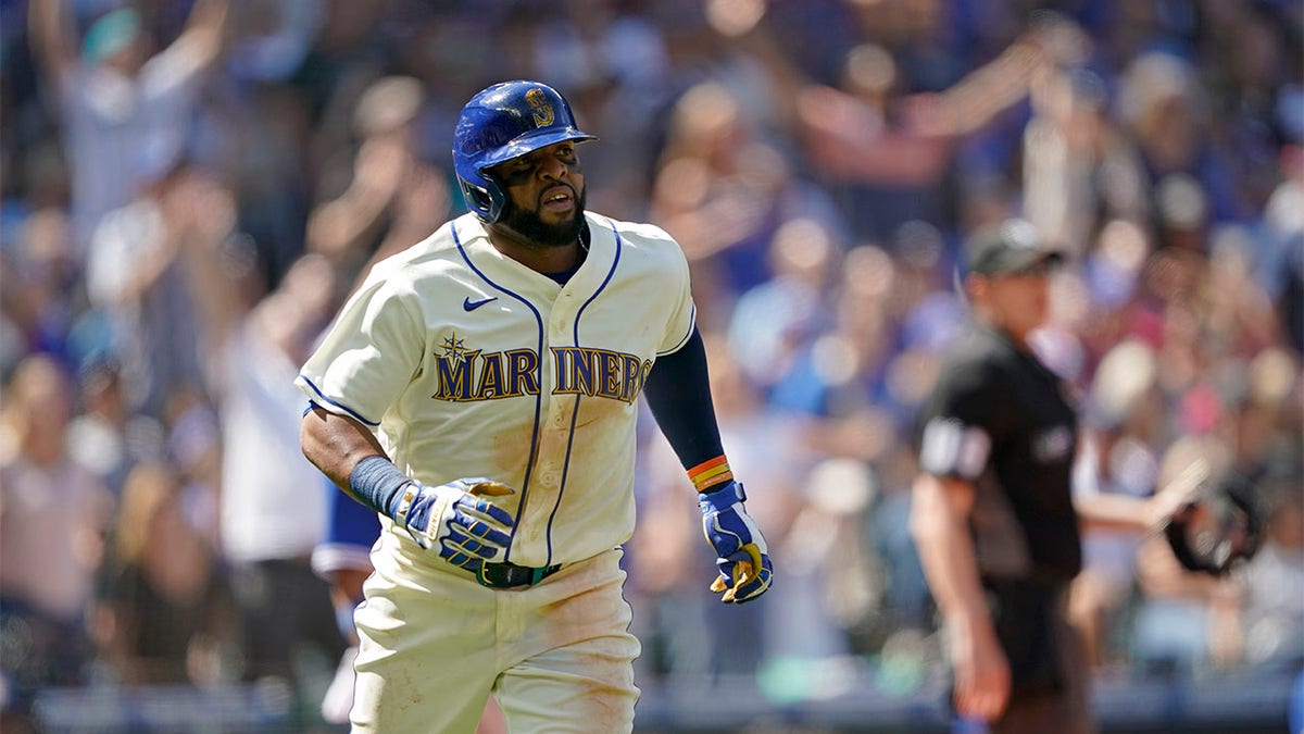 Suárez homers in 11th as Mariners top Blue Jays 5-2 - The Columbian