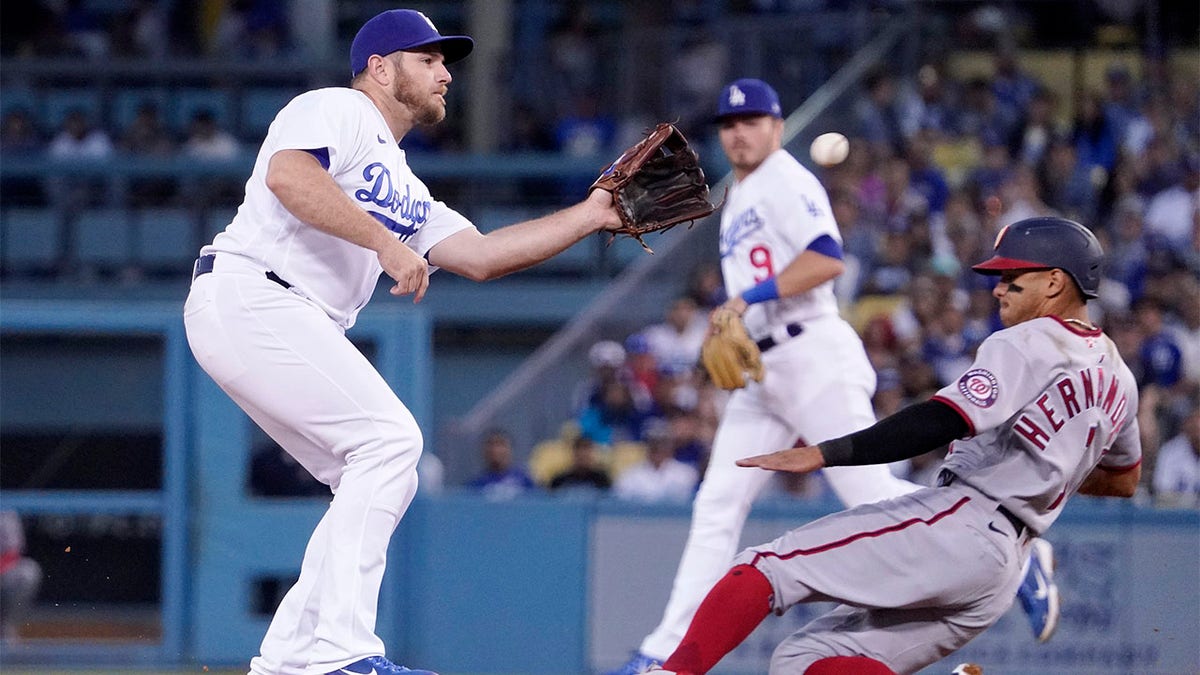 Marlins snap Dodgers' 11-game winning streak