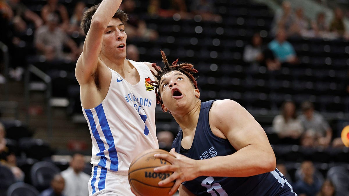 Chet Holmgren plays defense on Kenny Lofton Jr.