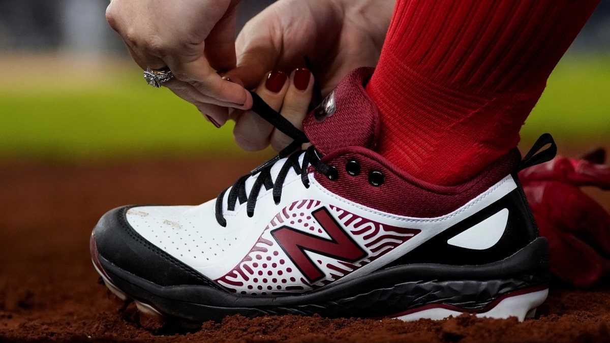 Rep. Kat Cammack ties her shoes