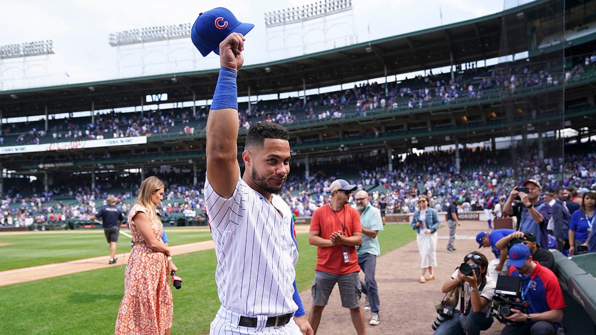 Willson Contreras salutes crowd