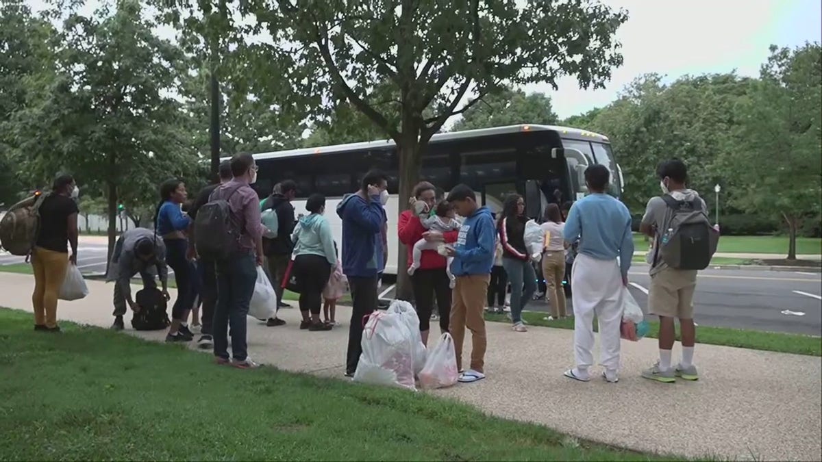 Migrant bus from Texas arrives in Washington, DC, July 29, 2022