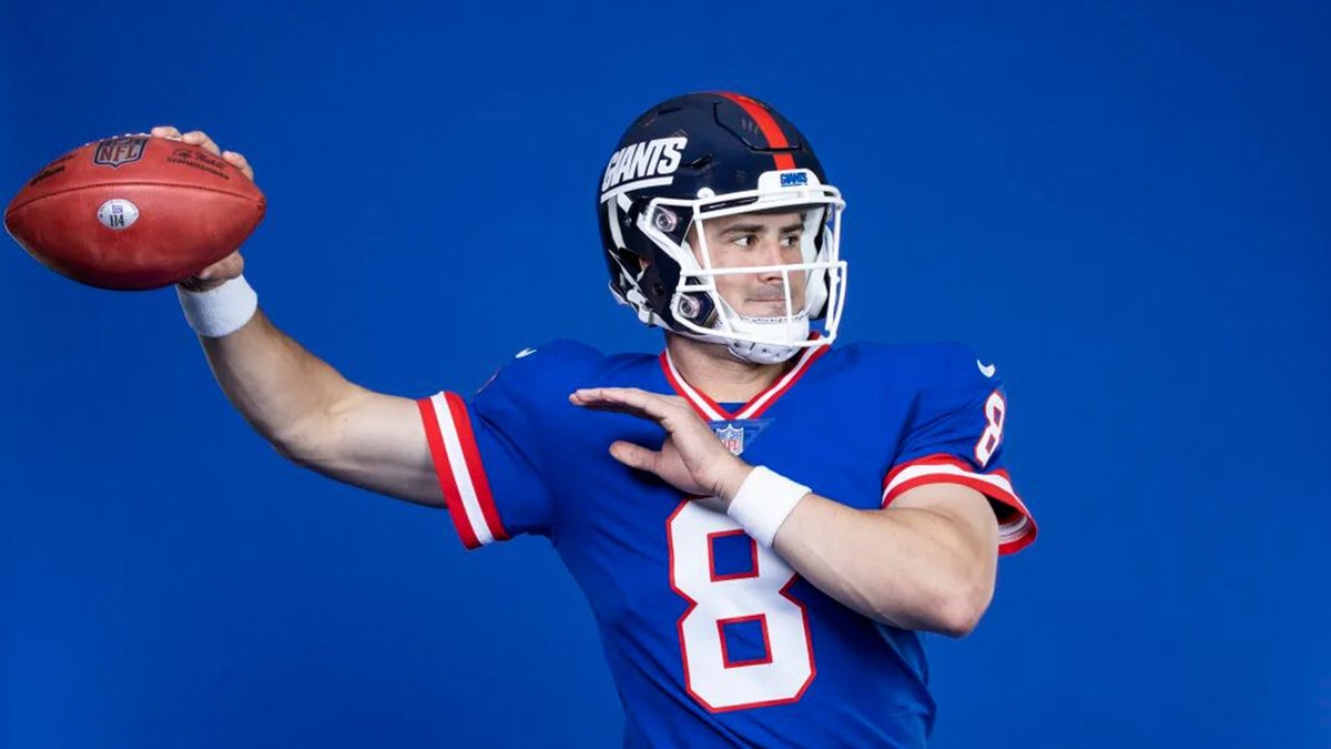 Daniel Jones pretends to throw a pass