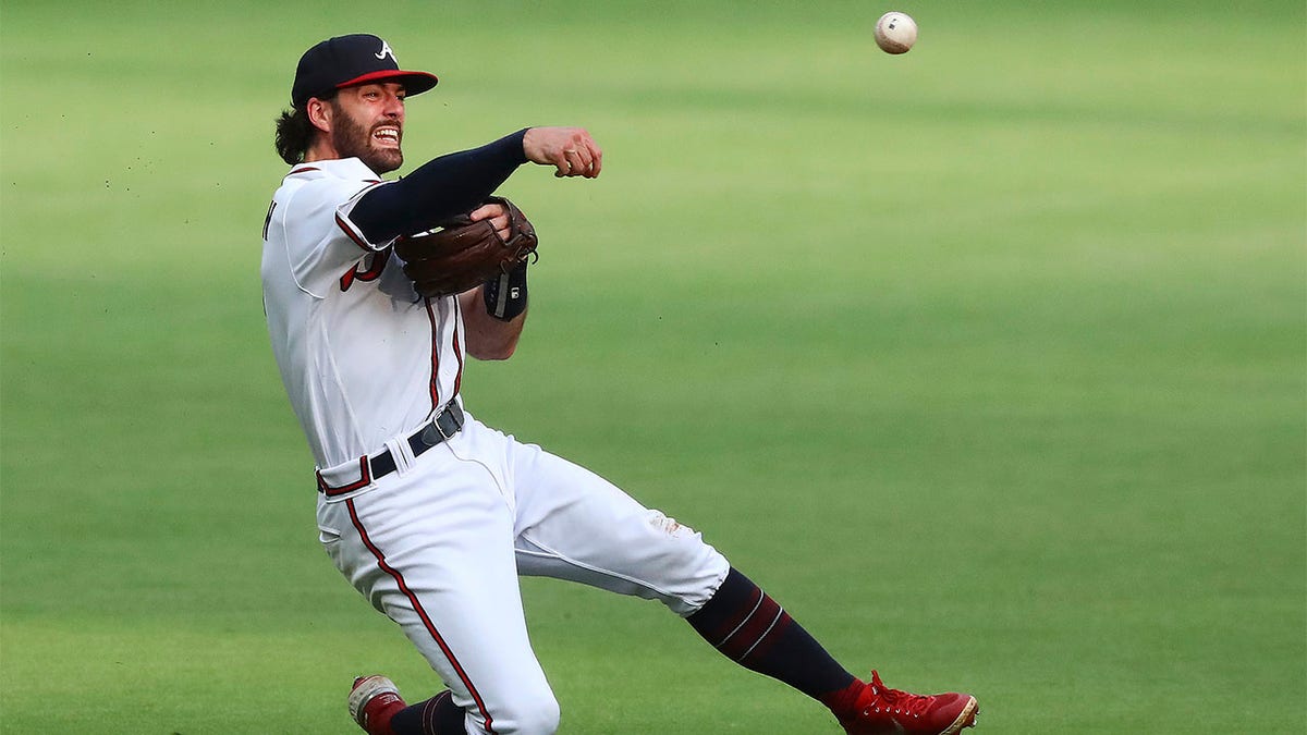 Dansby Swanson makes throw from his knee