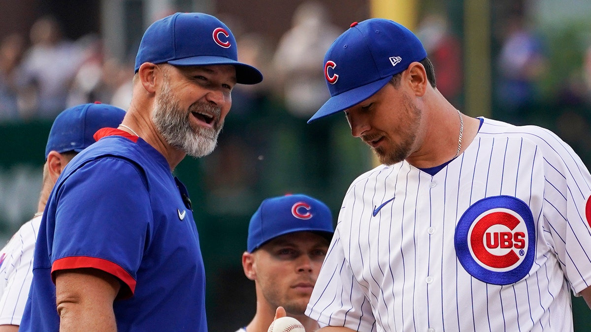 David Ross takes a pitcher out