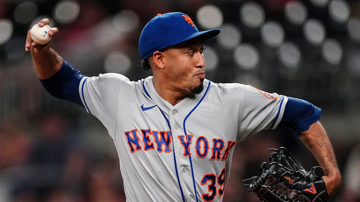 Edwin Diaz throws a pitch