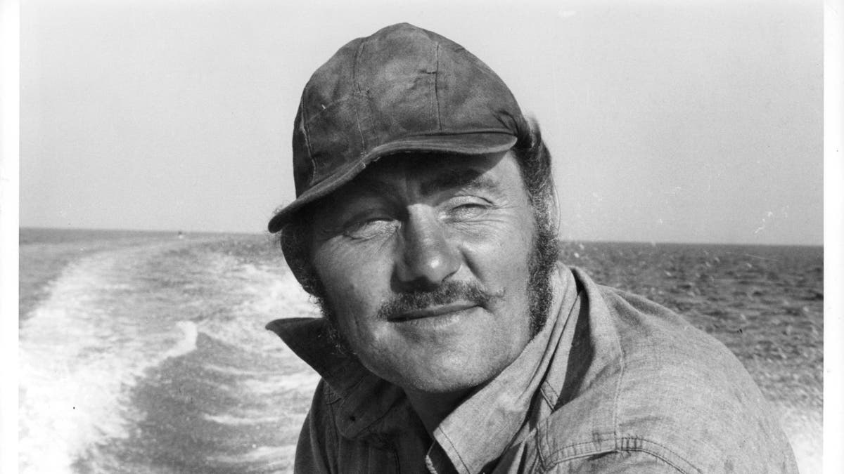 O ator Robert Shaw, que interpretou o caçador de tubarões Quint, em uma cena de "Mandíbulas."