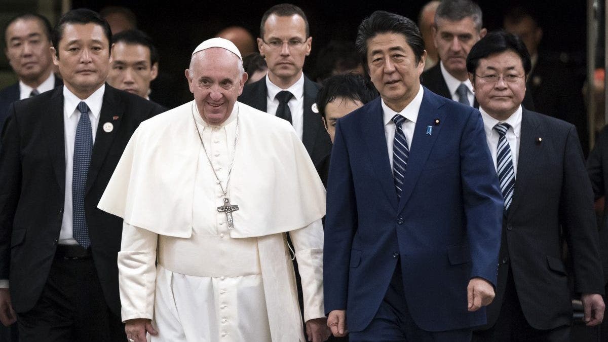 Pope Francis walking with Prime Minister Shinzo Abe in Japan
