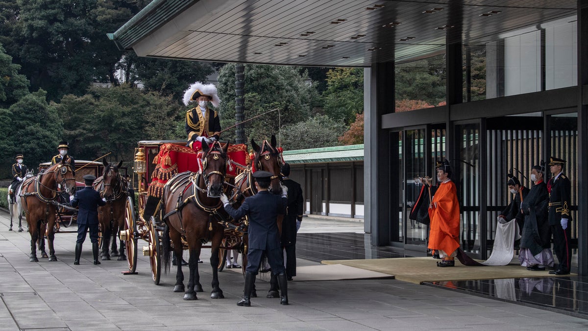 Emperor Naruhito of Japan welcomes carriage to Imperial Palace