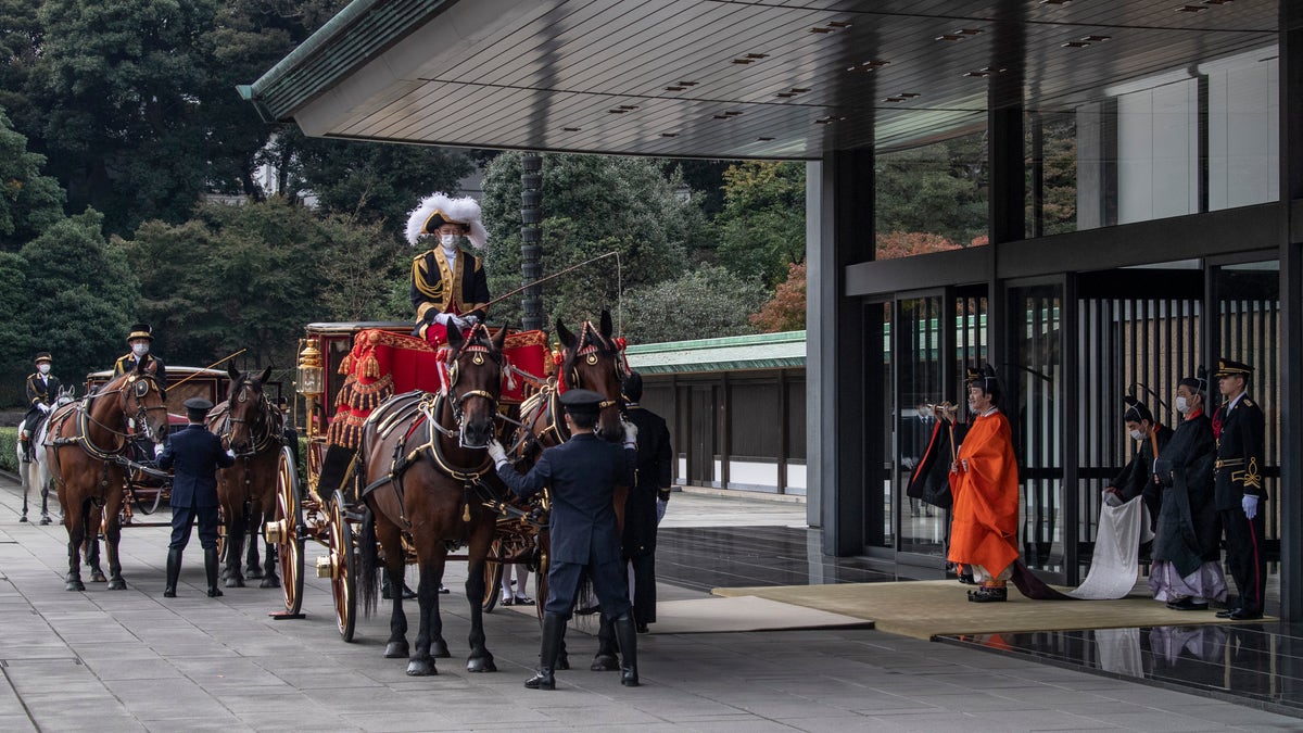 Emperor Naruhito of Japan welcomes carriage to Imperial Palace