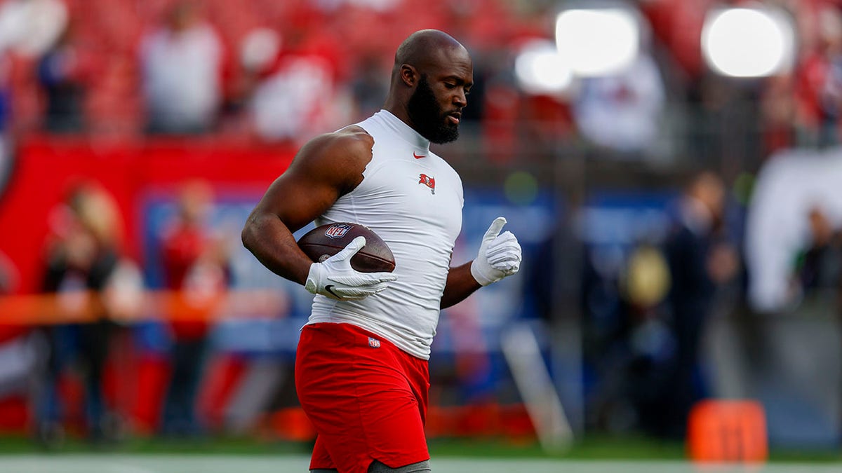 Leonard Fournette warms up before Tampa Bay's playoff game against the Los Angeles Rams
