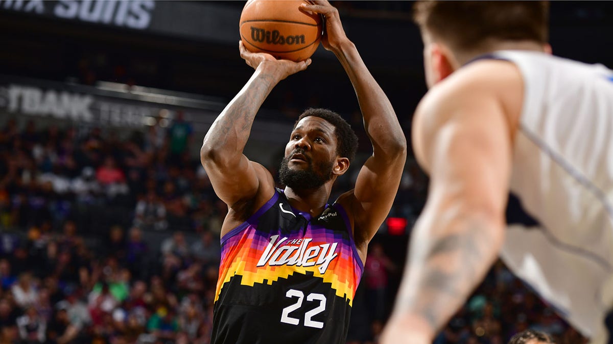 Deandre Ayton shoots a free throw in the NBA Playoffs