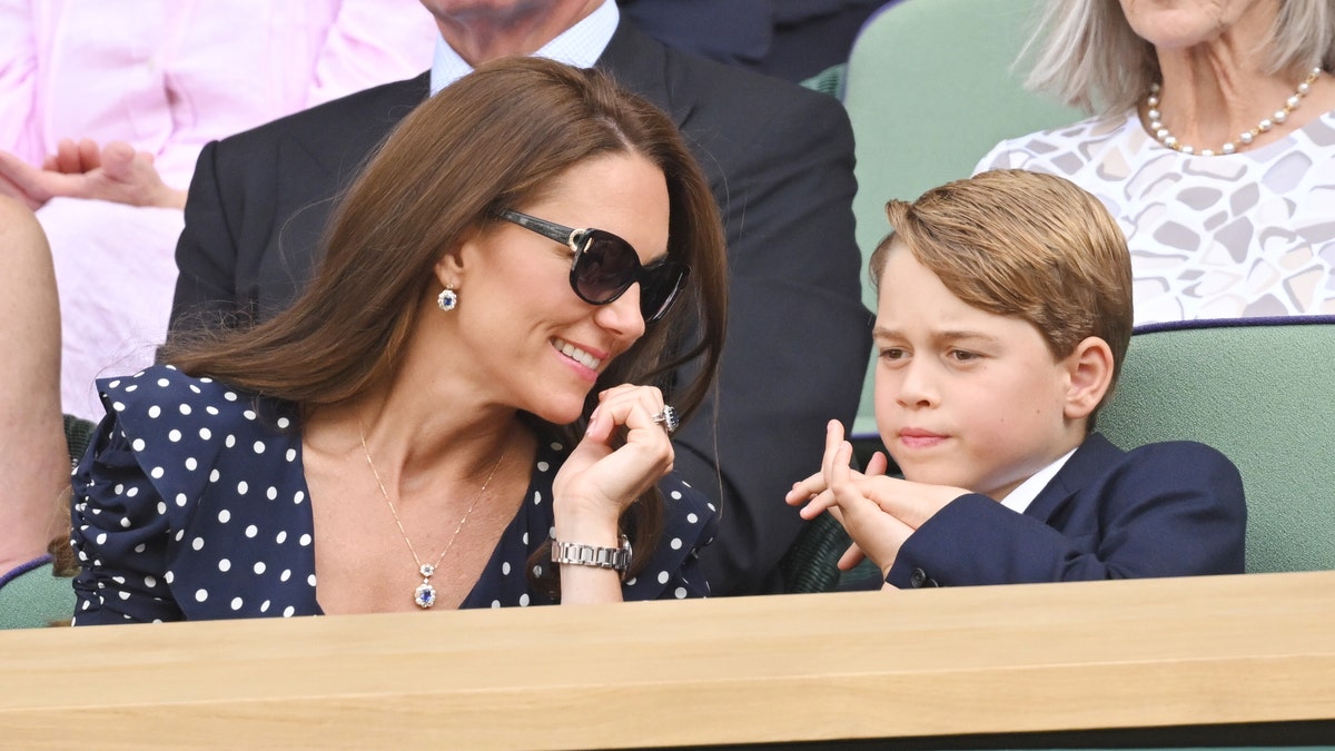 Kate Middleton and Prince George chat between hits at Wimbledon