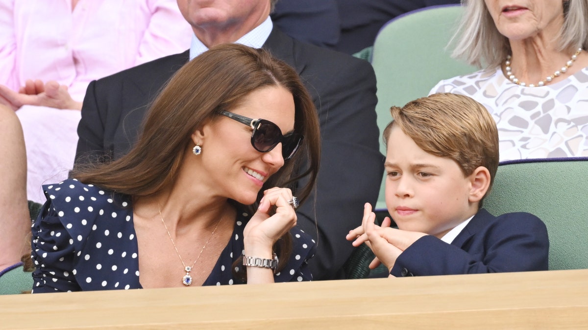 Kate Middleton and Prince George chat between hits at Wimbledon