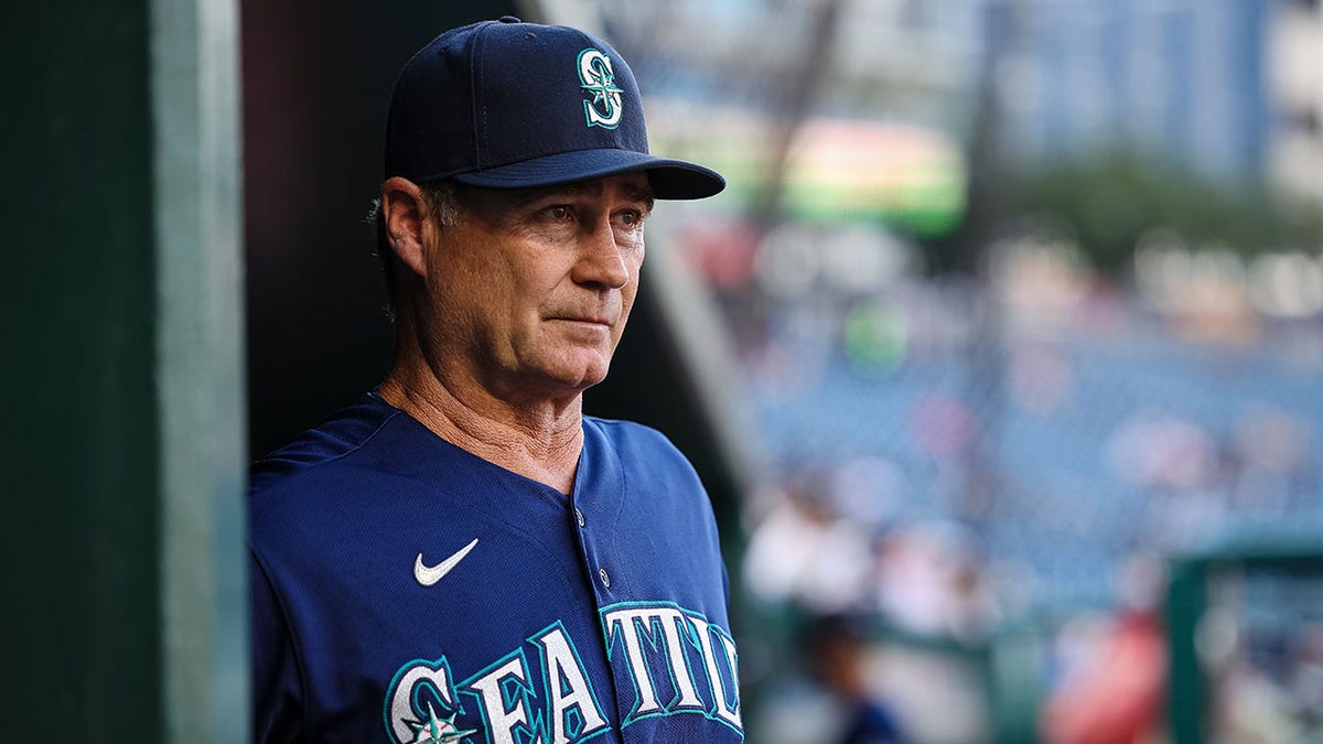 Mariners manager Scott Servais looks on against the Nationals