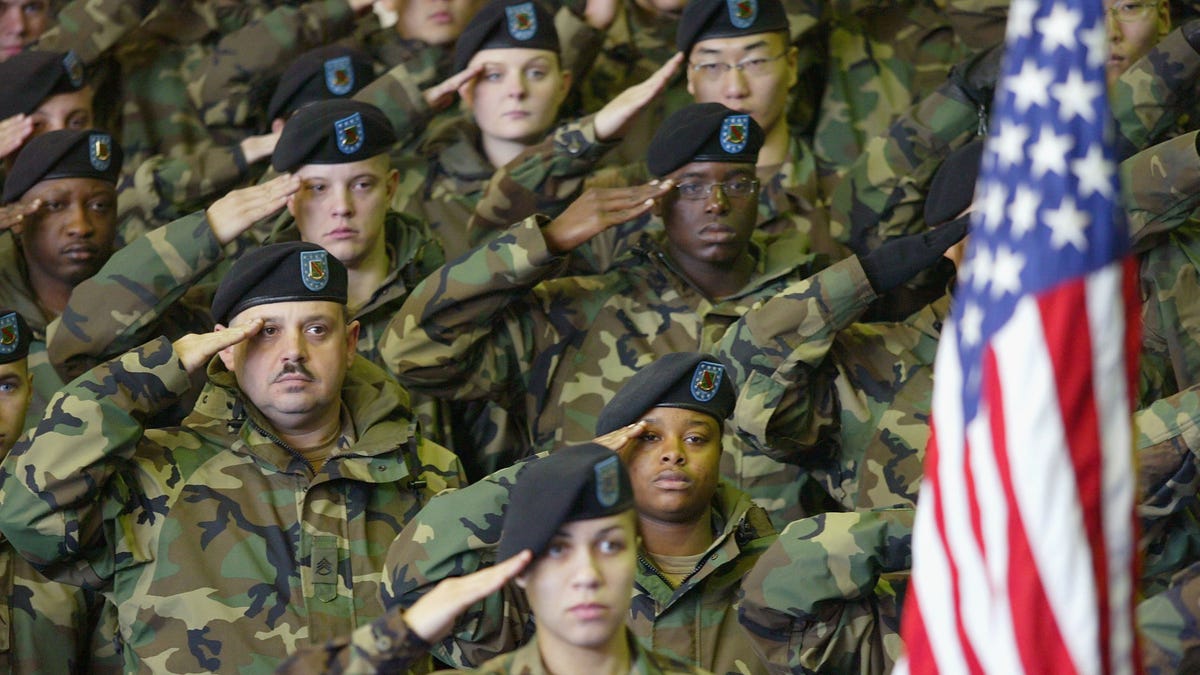 US soldier salute the flag during homecoming ceremony