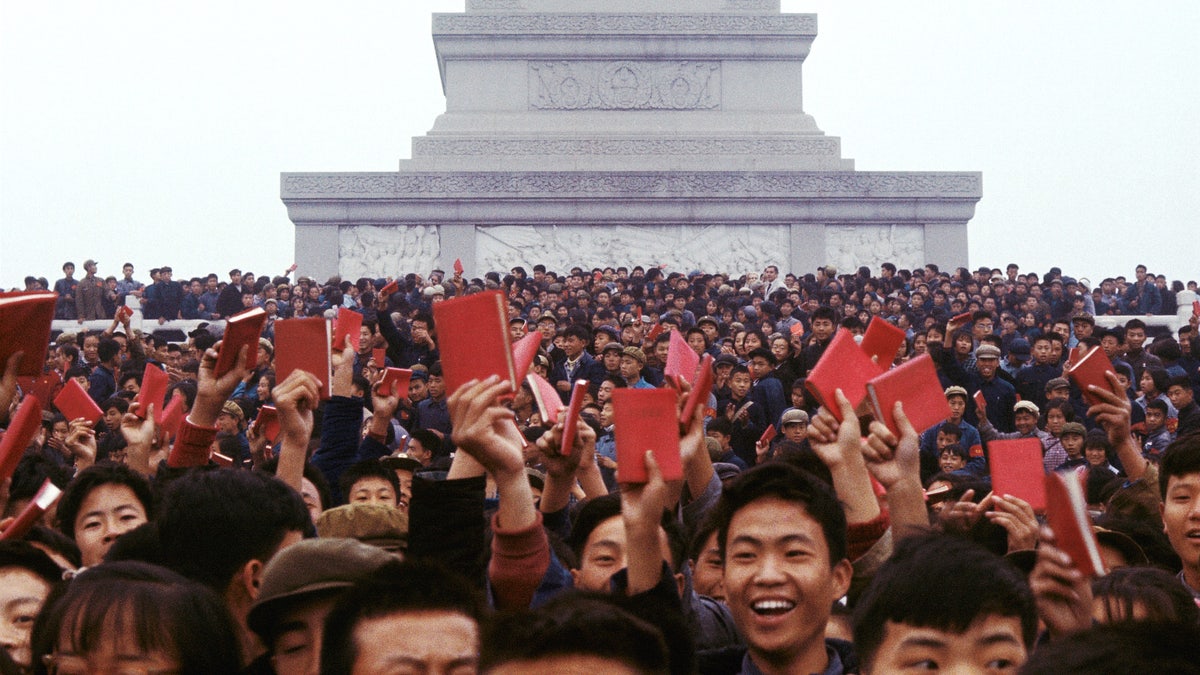 Place Tien an Men, little red book and Red Guards of Mao 1966/67 