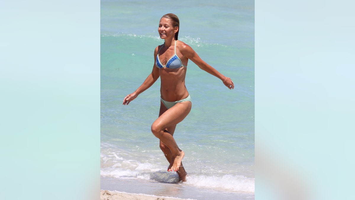 Kelly Ripa beach body