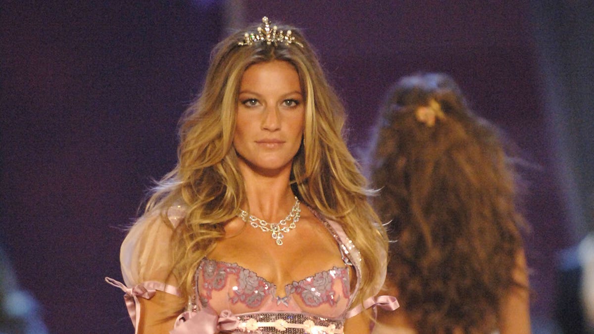 Gisele wears crown and bra in Victoria's Secret lingerie fashion show