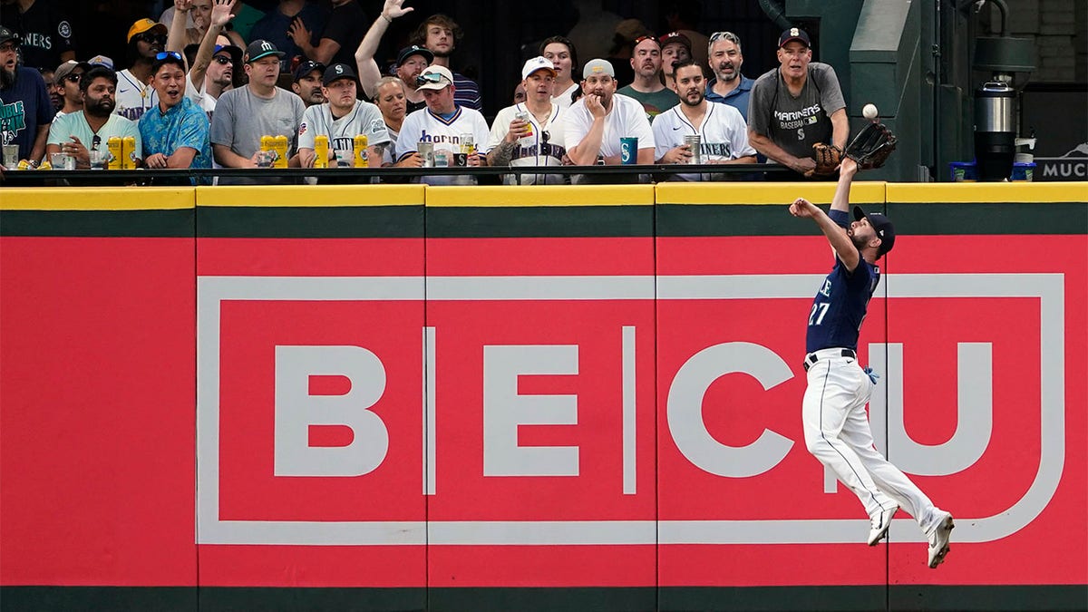 Jesse Winker makes leaping grab