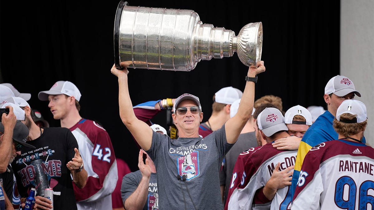 Joe Sakic lifts up Stanley Cup trophy