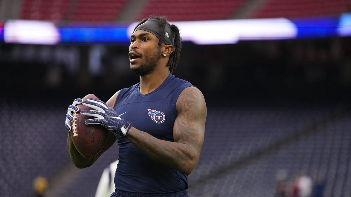 Julio Jones warming up with Titans