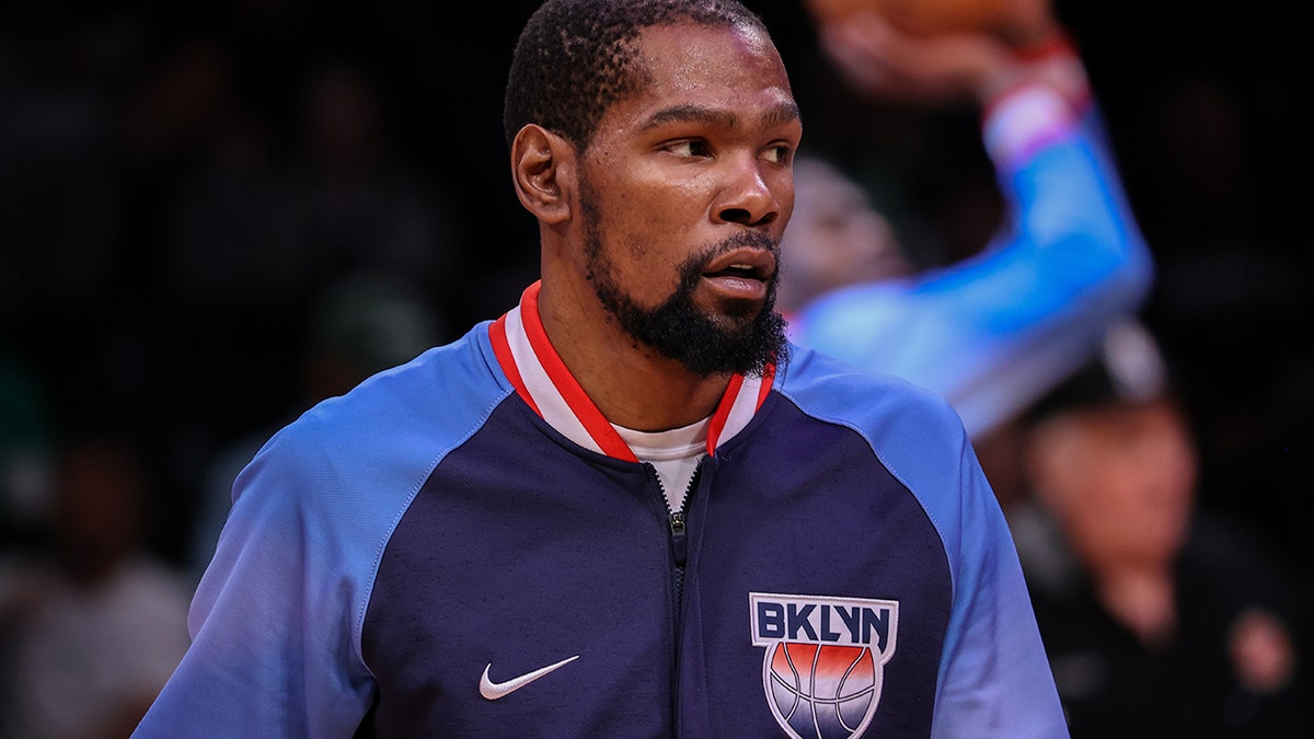 Kevin Durant warms up in April 2022