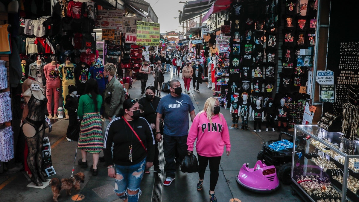 Santee Alley shoopers