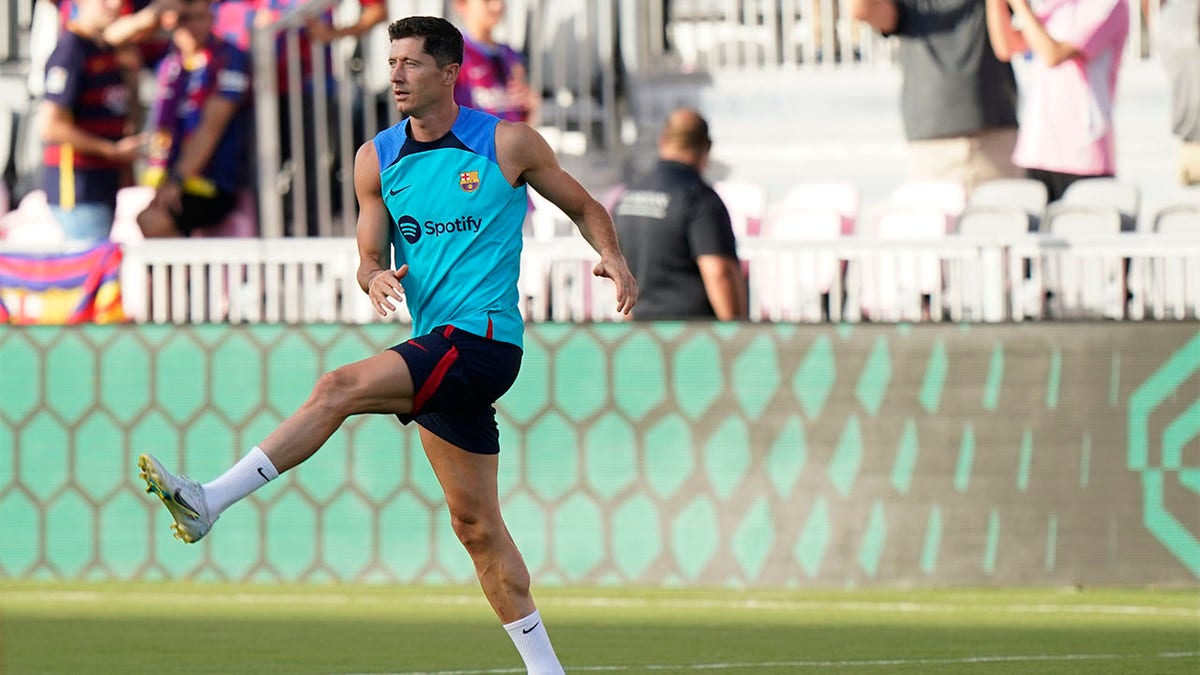 Robert Lewandowski warms up