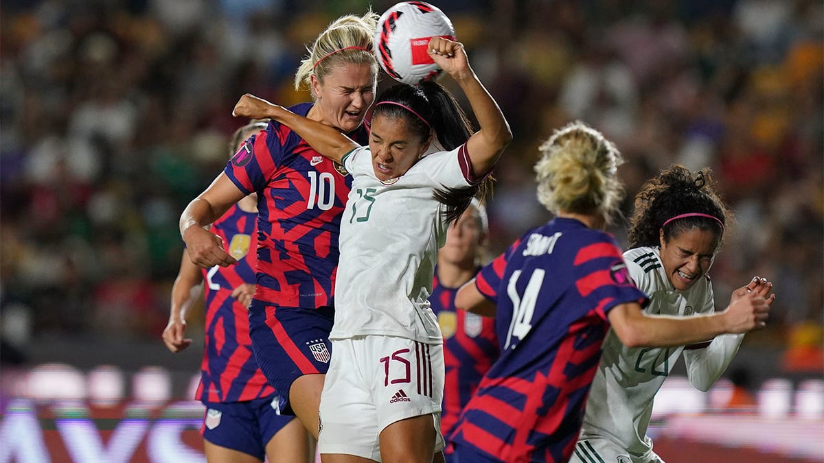Lindsey Horan and Cristina Ferral compete for ball