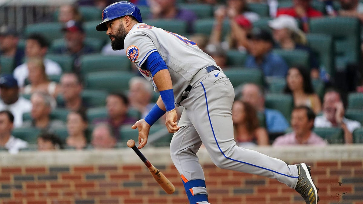 Luis Guillorme runs to first base