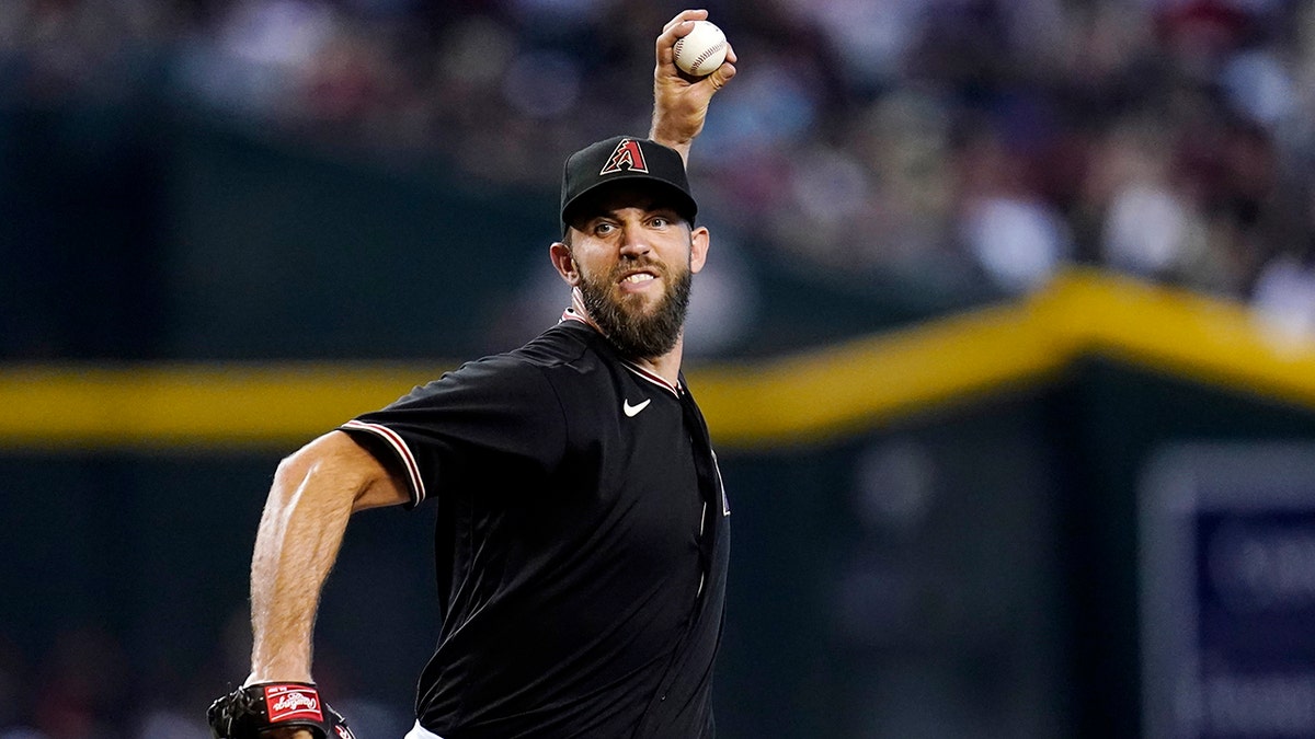 Madison Bumgarner throws a pitch vs Nationals