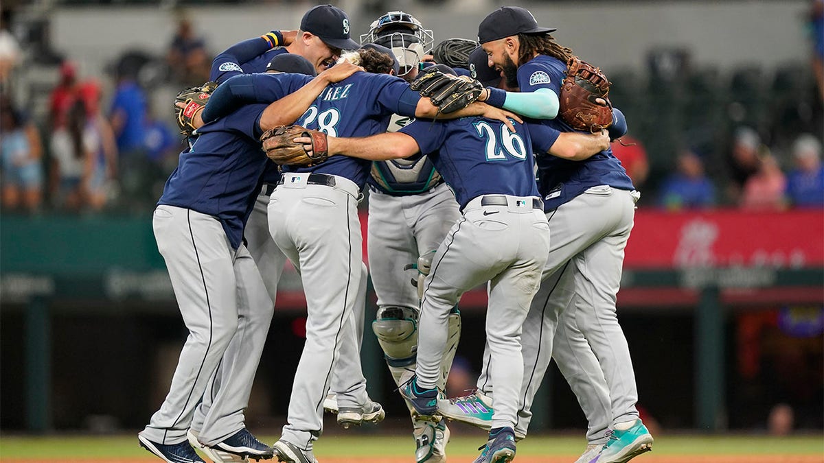 Led by Cal Raleigh's historic game, Mariners bats break out in win over Red  Sox, Sports
