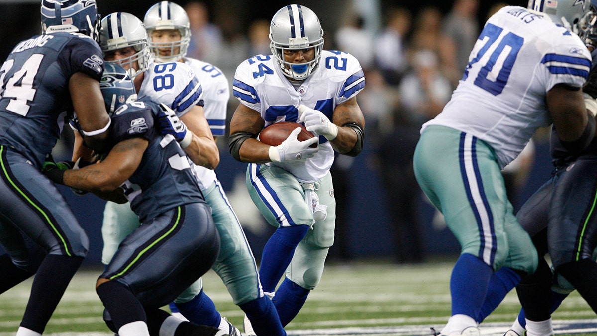 Marion Barber runs in between the tackles