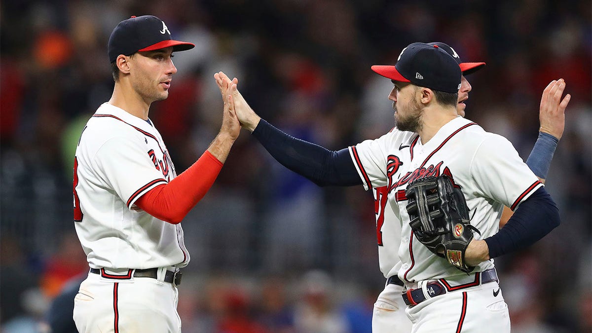 Adam Duvall's son and Atlanta Braves' mascot, Blooper, become the most  adorable pair of best friends - Article - Bardown