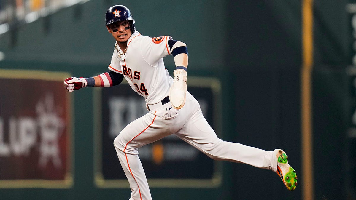 Mauricio Dubon runs toward third base