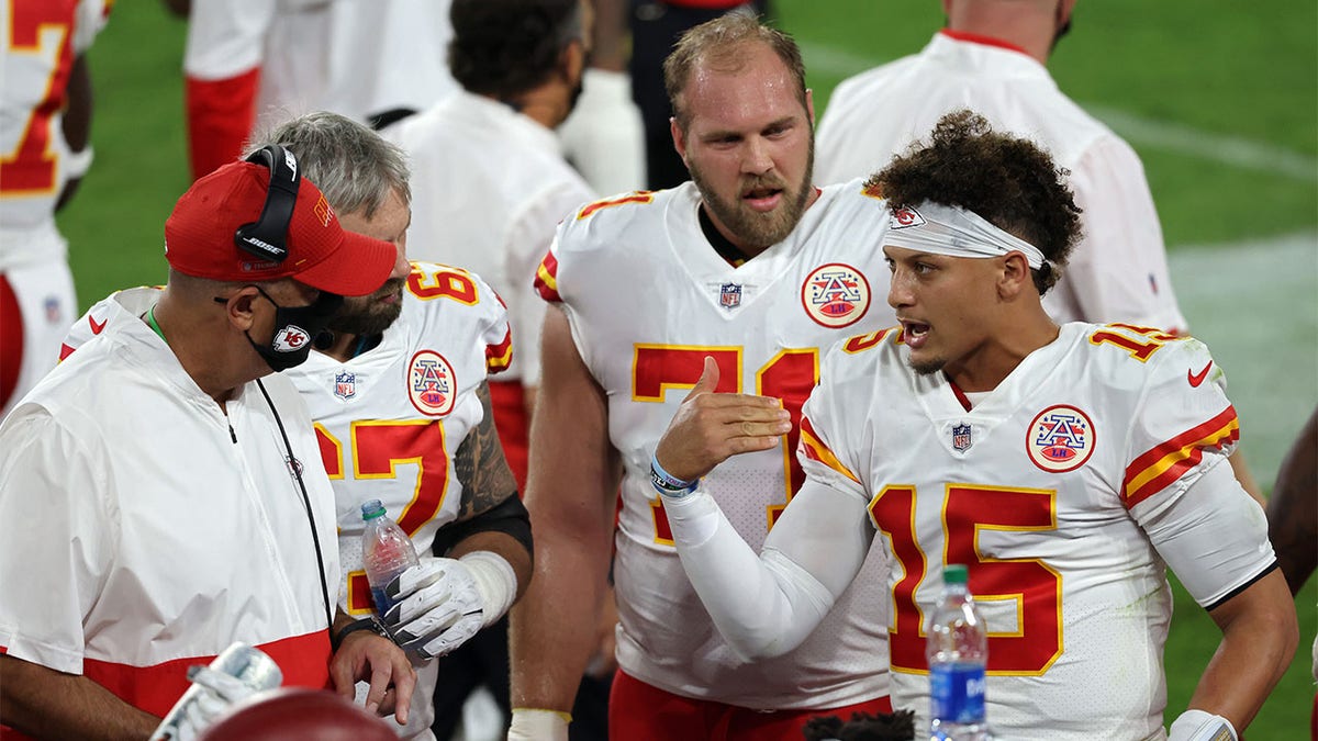 Patrick Mahomes talks with Mitchell Schwartz