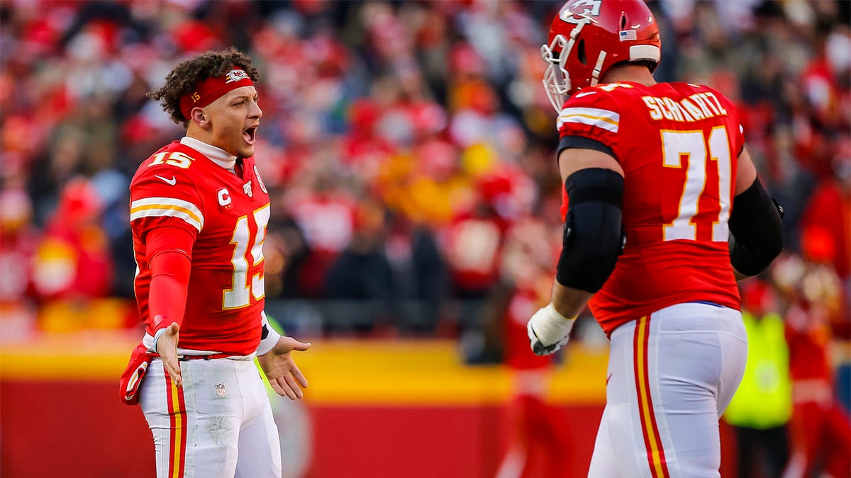 Patrick Mahomes high-fives Mitchell Schwartz